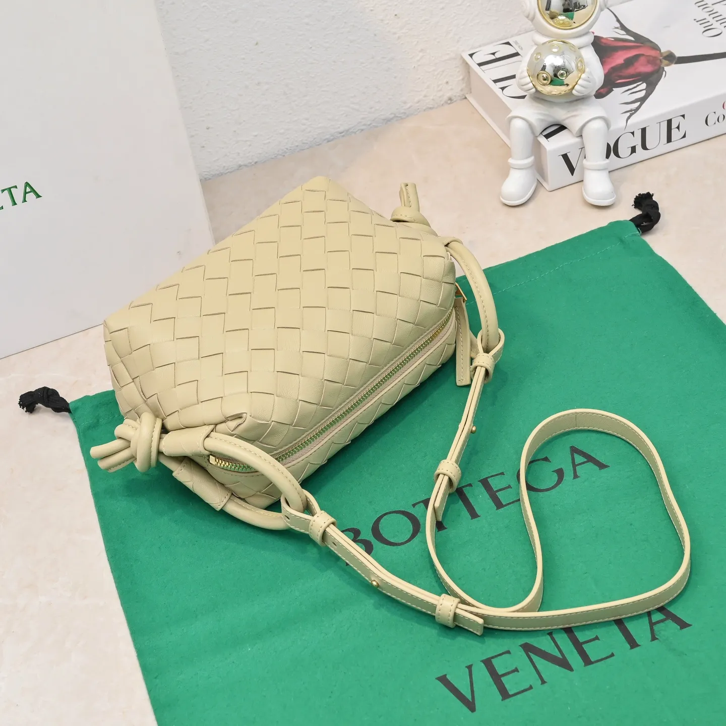 Batch 1360 BOTTEGA VENETA new loop is here! ! Many girls who like BV have owned the Loop bag. It has a simple appearance, classic weaving, and a compact and lightweight bag shape. This innovation continues the "camera bag" shape. Unlike the traditional Loop bag, which can only be worn as a crossbody bag, this innovation It can be carried by hand or cross-body, satisfying both the concave shape and daily needs. The oversized buckle can be folded and used as a handle. The sultry heat in summer ☀️ usually reduces people's desires. Having a lightweight bag will greatly enhance the happiness of traveling🫧 Style number: 6615 Size: 19*12*9cm